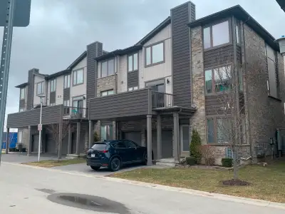 Luxury 3 storey townhouse double car garage in Hyde Park