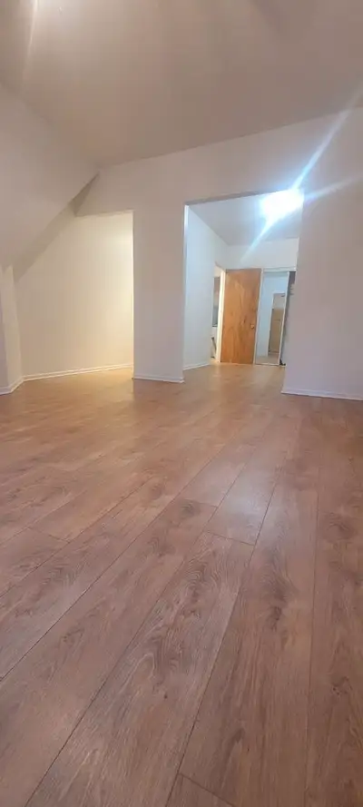 À louer: charmant appartement au 1er étage très propre, repeint et cuisine rénovée, 1 chambre avec 1...