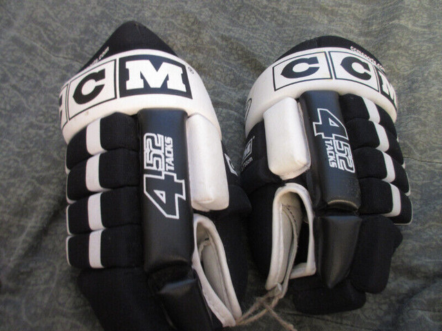 Lightly used Junior Hockey gloves CCM 13 inches 33 cm in Hockey in Timmins - Image 3