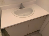 Cabinet/vanité de salle de bain avec lavabo + robinet à donner