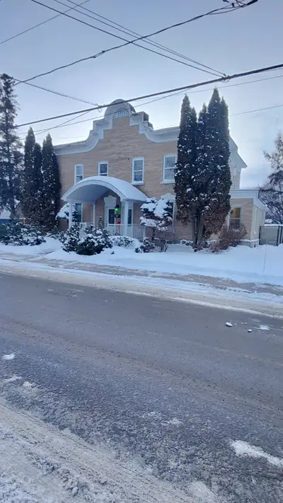 maison a vendre 10 chambre 3 toilette complète 2 toilettes service elle possède 2 adresses meilleur...