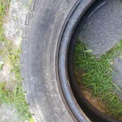 1 pneu Dunlop Winter MAXX SJ18 225 60 R17 Payé $175 Utilisé juste 1 hiver Comme neuf