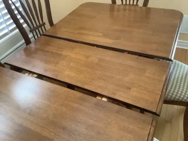 extendable solid wood dinning table with 6 chairs in Dining Tables & Sets in Markham / York Region - Image 3