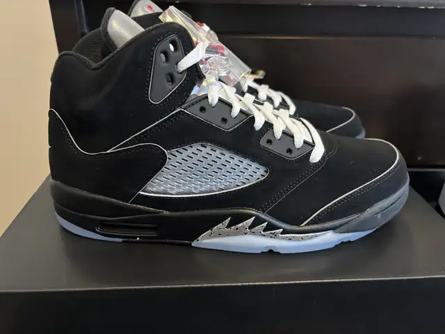 Jordan 5 Black Metallic Reimagined size 10.5 in Men's Shoes in City of Toronto - Image 5