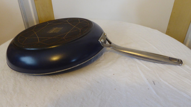 BLUE DIAMONOND 11-Inch Nonstick Stir Fry Pan in Kitchen & Dining Wares in Calgary - Image 4