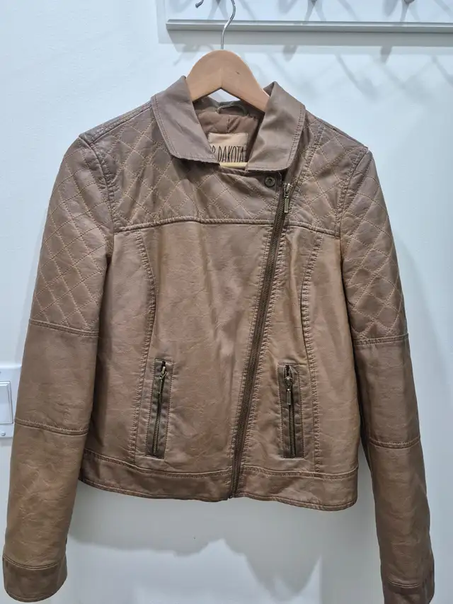 Woman's faux leather distressed jacket in Women's - Tops & Outerwear in Markham / York Region - Image 2