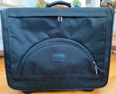 Bugatti garment bag. Randy pull, telescopic handle(approx 20”). Four zipper pockets on inside. Inclu...