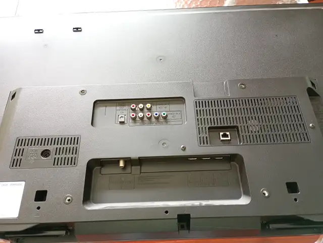 Sony Bravia 40" TV and remote in TVs in Brockville - Image 10