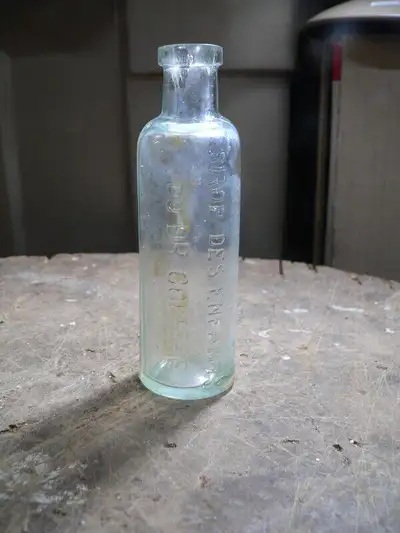 plusieurs bouteille antique d'apothicaire a différent prix toute les bouteilles sont embosser photo...