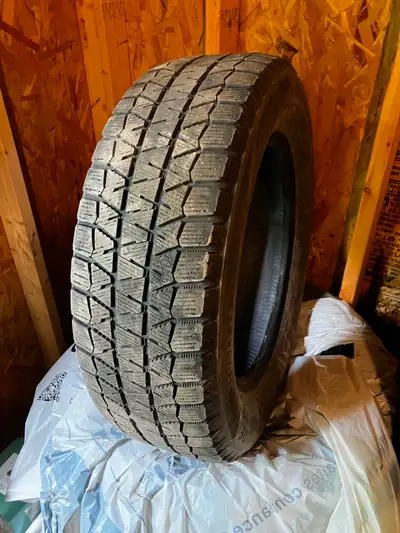 Pneus Blizzak 225/65R17 à vendre. Peuvent encore faire au moins un hiver, si ce n'est deux. Étaient...