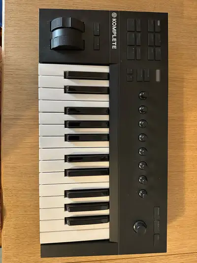 NI Komplete A25 keyboard, View more