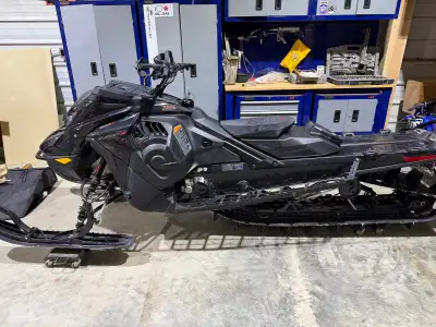 Skidoo summit Expert Turbo 850R 154x3” track, no rips 1579km Small screen All updates complete Stock...
