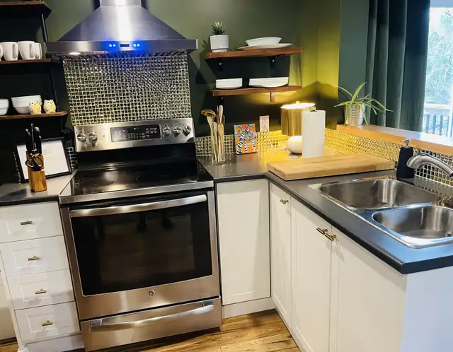 enchanting cottage on Fiddler Lake in Quebec in Canada - Image 8