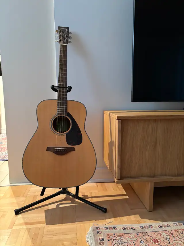 Yamaha Acoustic Guitar – Very Good Condition in Guitars in City of Montréal - Image 3