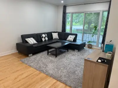Superbe 5 ½, appartement principal au rez-de-chaussée. Rénové avec jardin privé, près du Métro Monk...