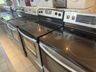 Voici une cuisinière électrique avec des éléments en vitrocéramique, parfaite pour toute cuisine. Ce...