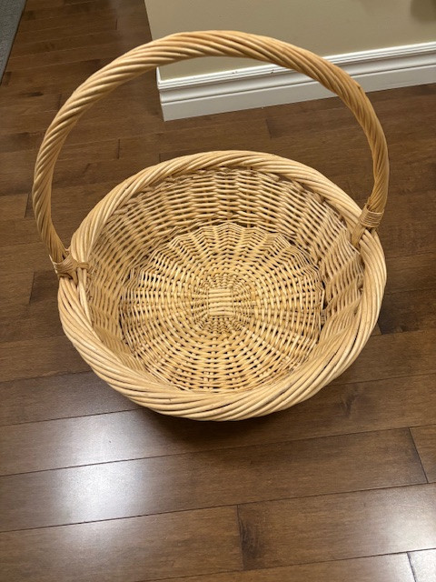 Lovely Round Large Handmade Natural Wicker Basket with Handle in Other in Barrie - Image 4