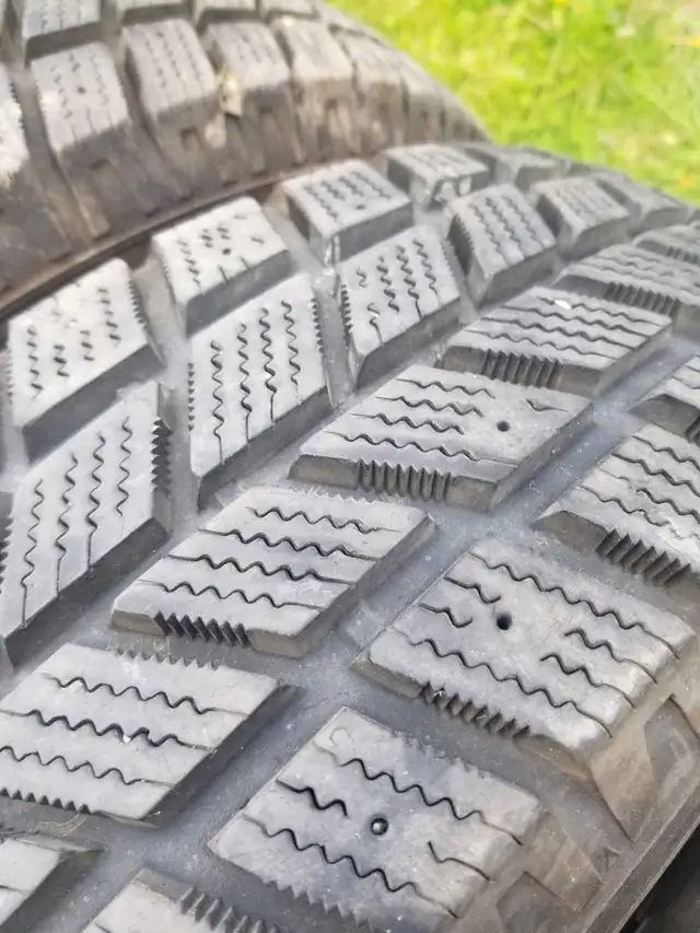 205 75 15 Like New Snow Winter tires  in Tires & Rims in Oshawa / Durham Region - Image 4