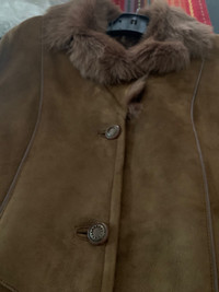 Magnifique manteau en Suède avec mouton à l’intérieur.
