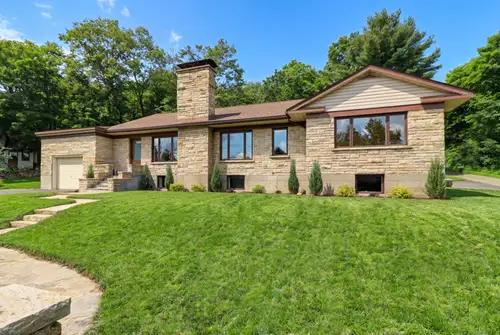 Maison de pierre unique, à Brownsburg-Chatham — Terrain de 45 000 pi² Propriété de caractère, clés e...