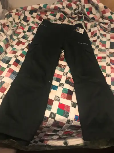 Under armour snowboard pants. Mens medium (adjustable) like new!, View more