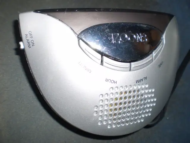 Ambassador Table Top Alarm Clock in Home Décor & Accents in City of Toronto - Image 3