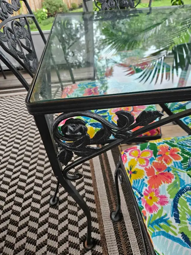 Cast Iron Table and Chairs in Dining Tables & Sets in Brockville - Image 5