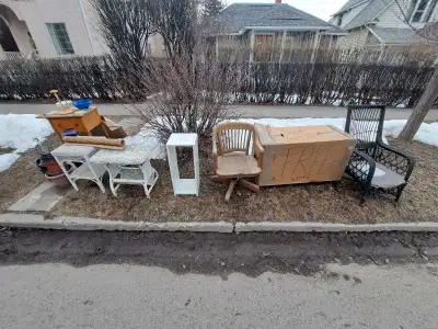 Free items/Curb alert - 17th Ave NW, Mt Pleasant neighborhood, View more
