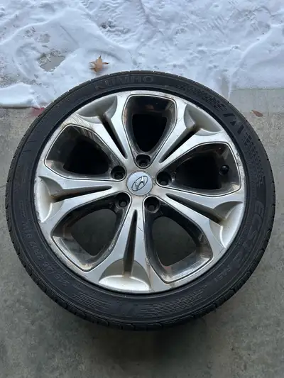 4 pneus d'été 17 po presque neufs (5000km) Khumo Ecsta PA51. 225/50ZR17. Montés sur rims Hyundai ...