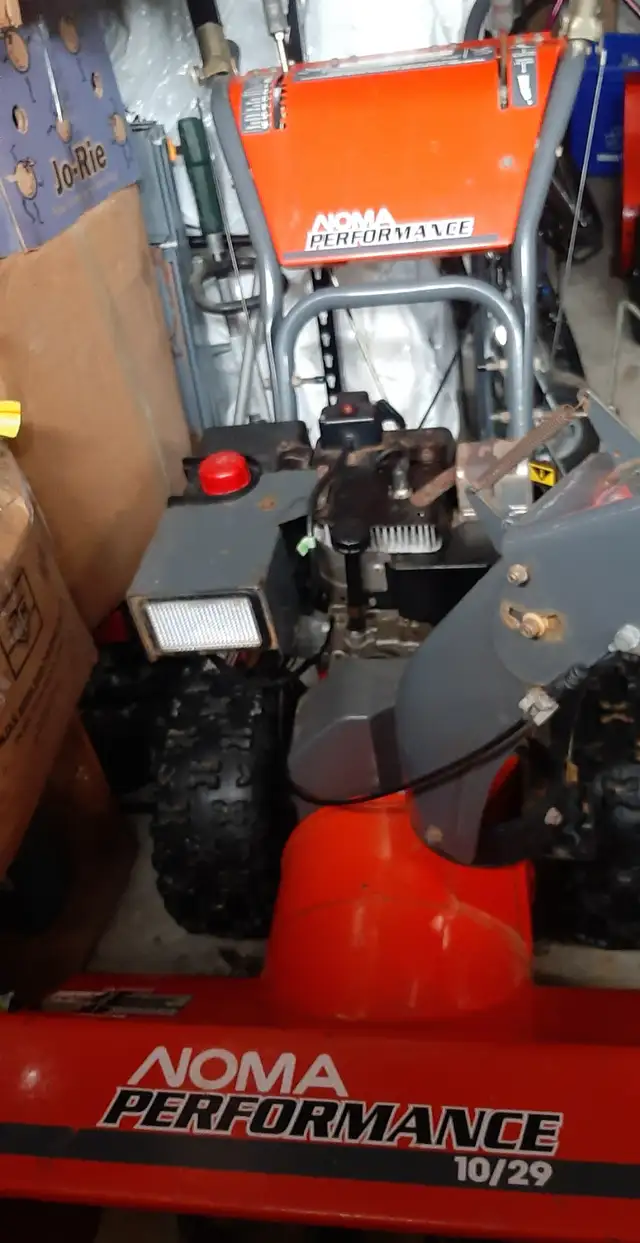 29" Snowblower with electric start in Snowblowers in Oakville / Halton Region - Image 3