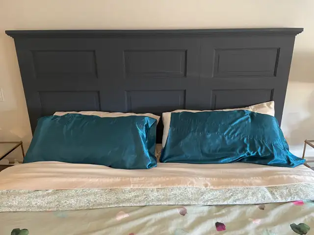 King Sized bed in Beds & Mattresses in Markham / York Region - Image 4