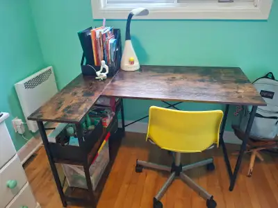 Bureau avec chaise et lampe, View more
