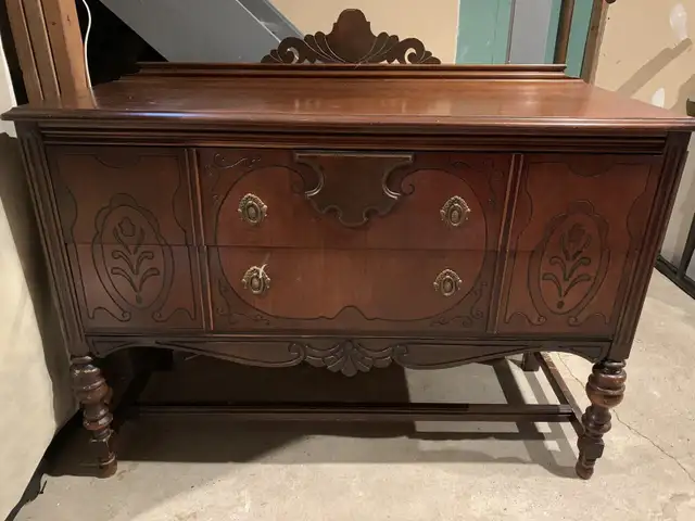 1900’s antique Hutch cabinet and buffet table in Hutches & Display Cabinets in Mississauga / Peel Region - Image 4