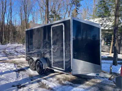 Remorque/trailer Lightning aluminium Poids à vide 1571 lbs (700kg) Fermée 7X14 Double essieux avec p...