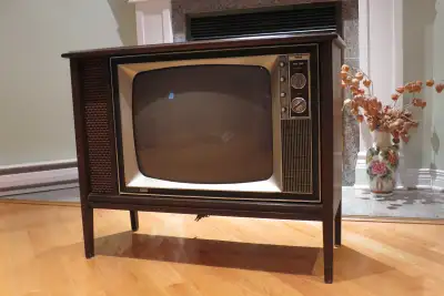 RCA Vintage TV / Téléviseur vintage RCA, View more