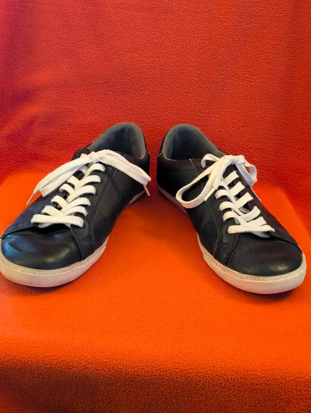 Men's black sneakers with white laces - size 11 in Men's Shoes in Edmonton - Image 2