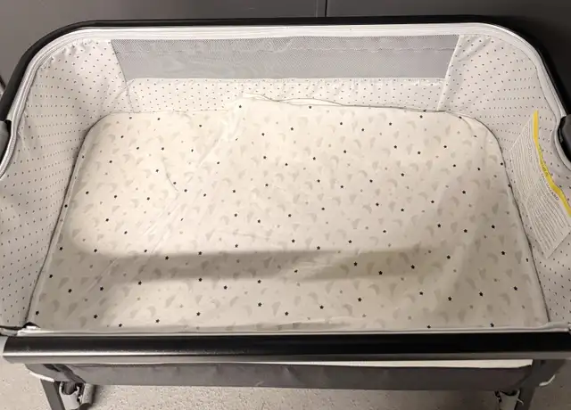 Landau pour bébé / baby bassinet in Kids in City of Montréal - Image 6
