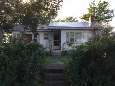 5-10 minutes walk to MUN/HSC Fully furnished main floor 2 bedrooms plus office/ laundry room No smok...