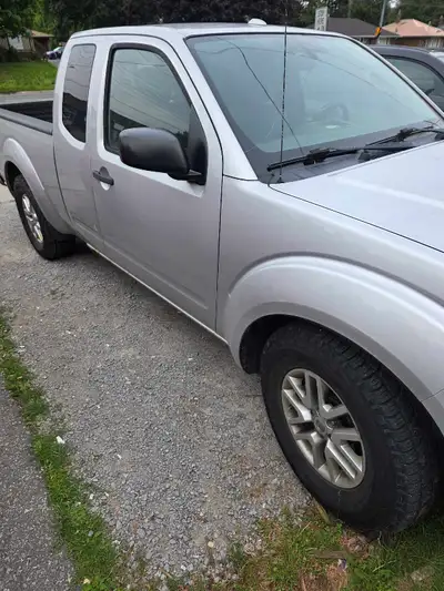 engine and tranny are good. windows and ac dont work. abs and front right sensor need repair. cracke...