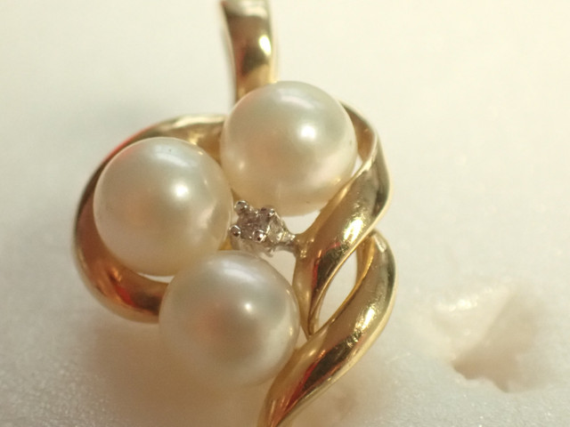 FOR SALE - Tri pearl pendant and earrings in Jewellery & Watches in Peterborough - Image 3