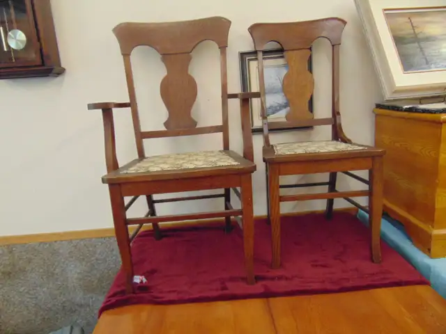 5 ANTIQUE 1/4 CUT OAK CHAIRS IN A T BACK STYLE in Chairs & Recliners in Kingston - Image 4