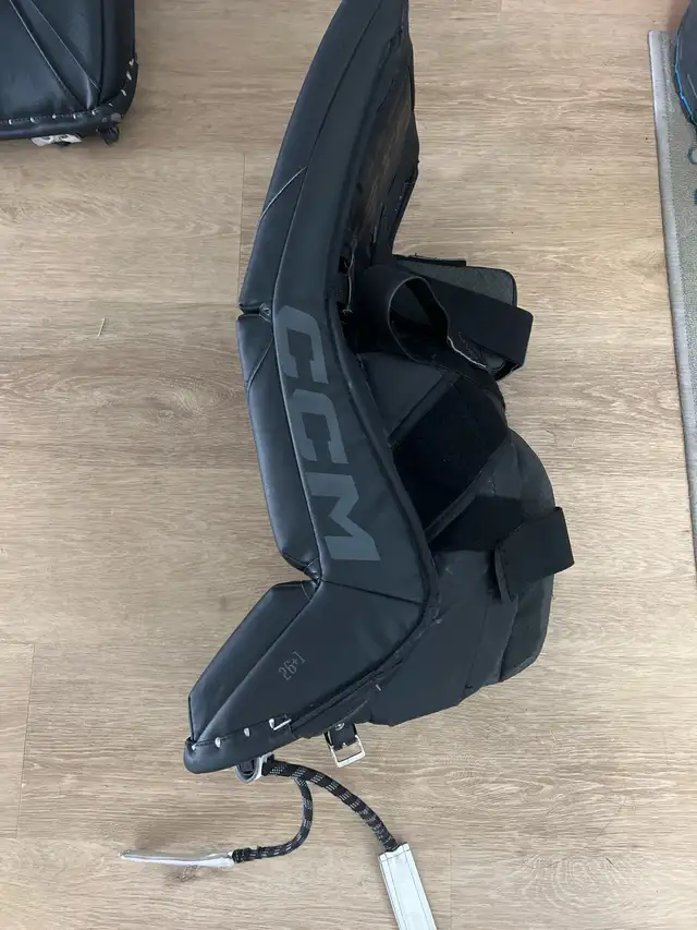 CCM Junior Goalie Pads 26+1 in Hockey in Calgary - Image 5