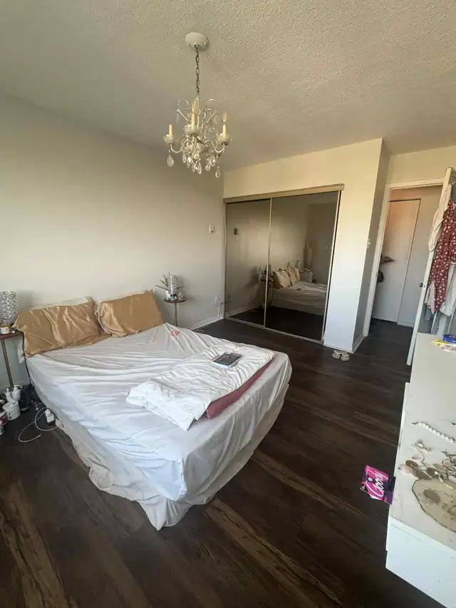 Private Bedroom available from November 1st: LEASE TAKEOVER