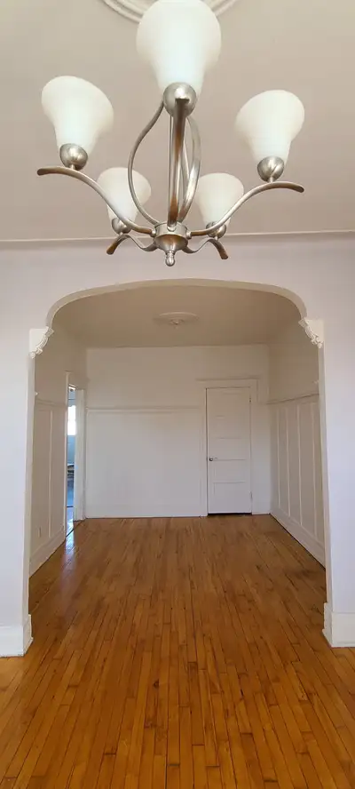 Verdun 4 1/2 avec un den à troisième étage (dernier étage), à louer pour le 1er DECEMBRE ou le 1er J...