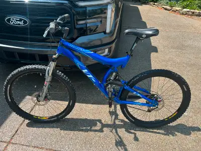 Mountain Bike Full Suspension (Giant), View more