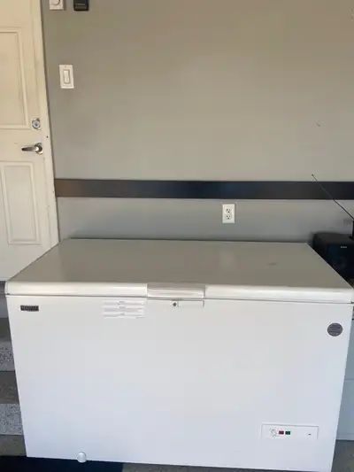 Maytag freezer/fridge - close to new!, View more