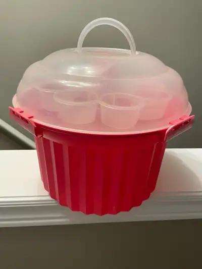 This pre-loved Tupperware cupcake carrier is perfect for transporting your delicious treats while ke...