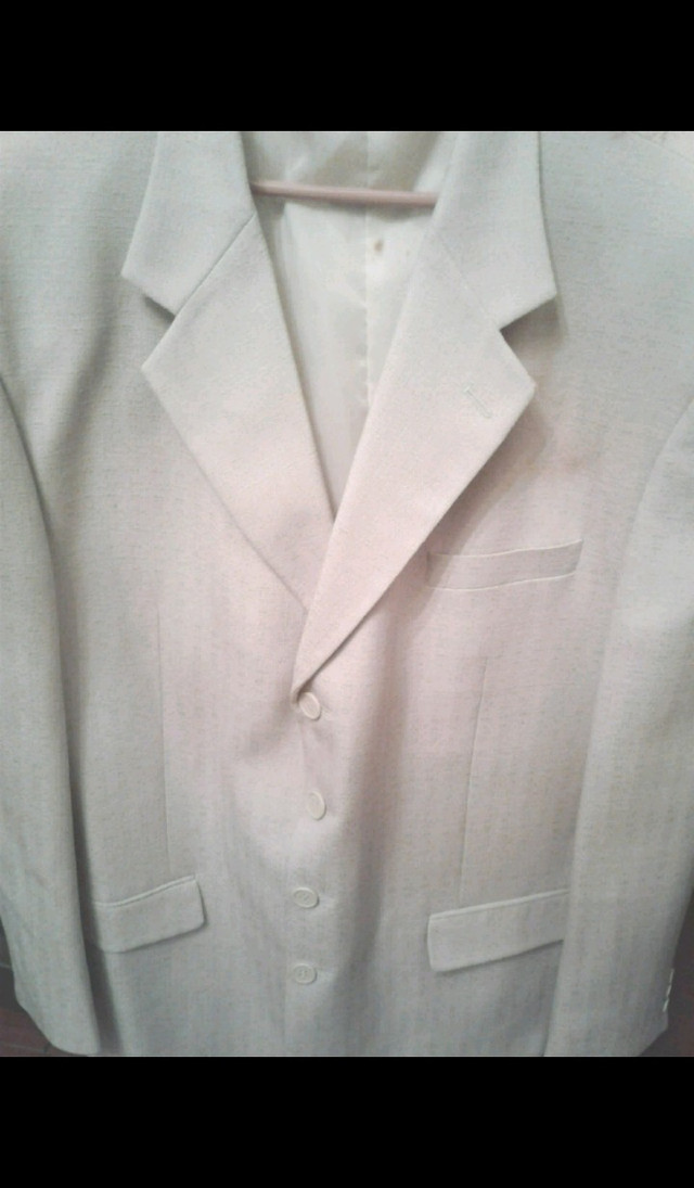 Men's XXL cream colored suit, 39" pant waist 48" chest $40 in Men's in City of Toronto