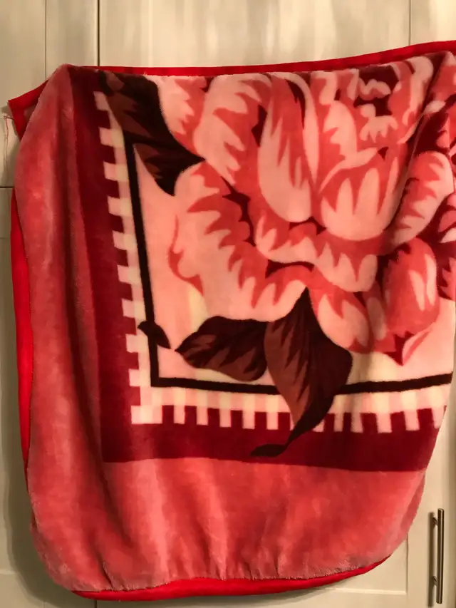 Small red square blanket in Bedding in Richmond - Image 3
