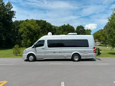 Luxury Class B motorhome in impeccable condition! Built on the Mercedes-Benz Sprinter 3500 chassis,...